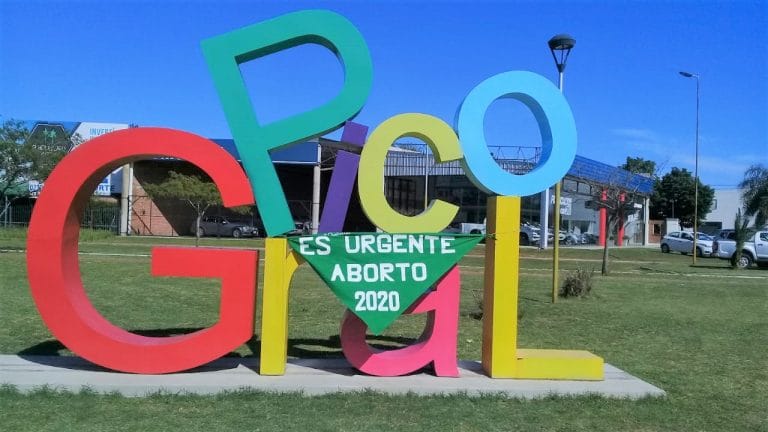 Tamboras del Viento realizaron distintas intervenciones en General Pico reclamando por el aborto legal: “Es urgente, es prioridad”