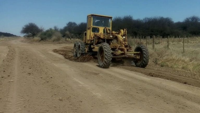 Continúan los trabajos en la red terciaria de Pichi Huinca: “Ya hemos mejorado considerablemente los caminos”
