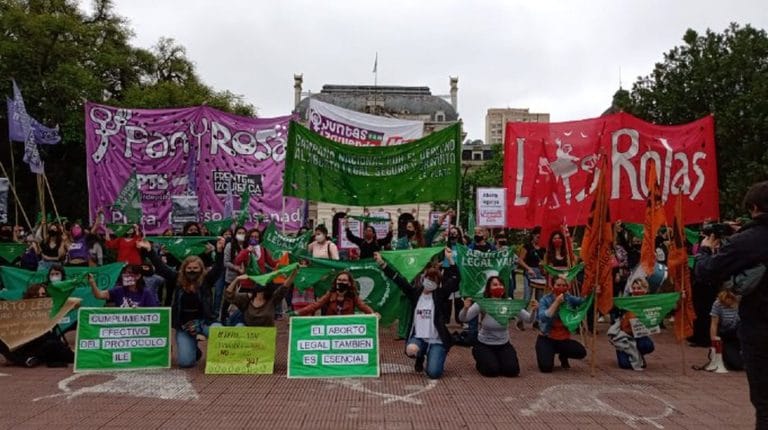“Pañuelazo verde” en La Plata: “Colgamos nuestros carteles que exigen el derecho al aborto, que es urgente y esencial; no queremos más excusas”