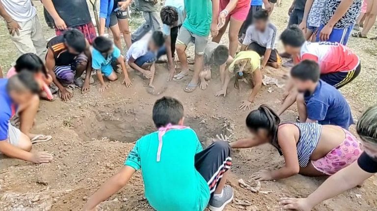La imagen del dolor: los amigos de Abigail enterraron sus restos en un cementerio en Tucumán