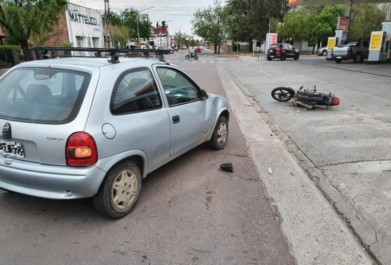 Choque en calle 24 casi esquina 19: Dos jóvenes fueron hospitalizados