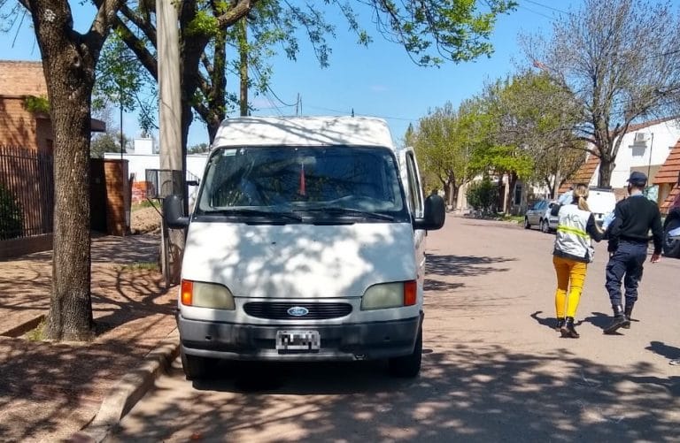 Un motociclista colisionó contra un utilitario que se encontraba estacionado: Fue trasladado al Hospital