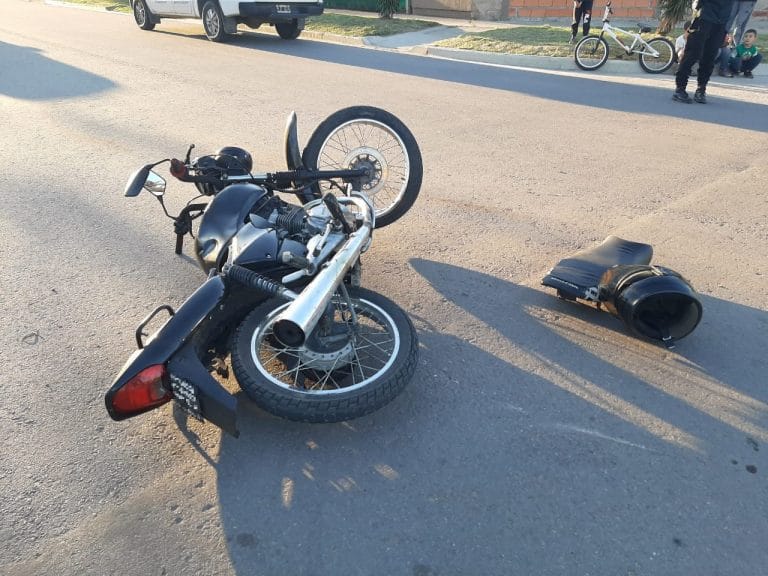 Fuerte choque en calle 430 y 405: Un motociclista fue hospitalizado