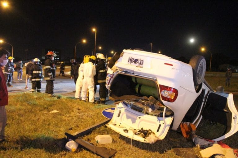 Impresionante vuelco en la rotonda del Aeroplano