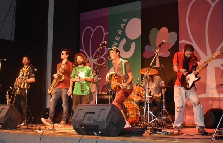 El grupo “Más Poco” se presentará en el programa “Domingos en Casa”