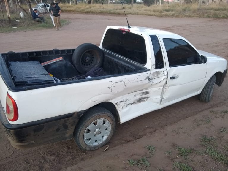 Tres jóvenes fueron hospitalizados tras una colisión entre camionetas