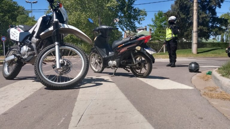 Se le corto el freno de la moto,  terminó cayendo y golpeando fuertemente contra el asfalto
