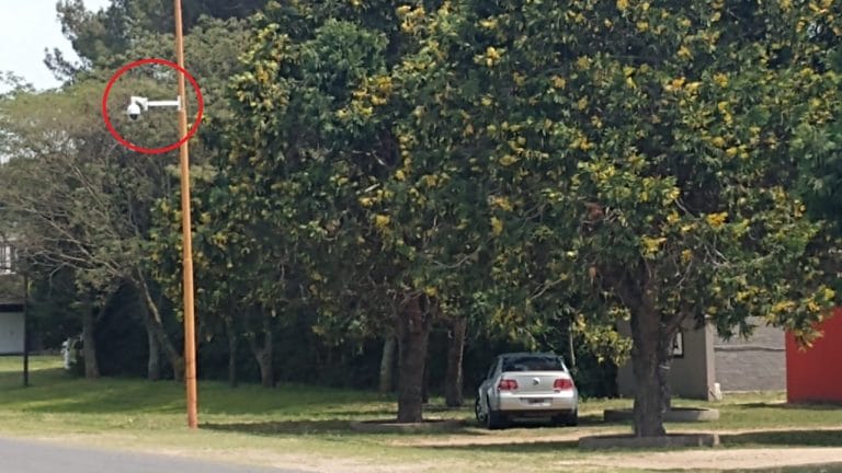 Enojo por la instalación de un domo de vigilancia frente a conocido hotel alojamiento: “Estamos de acuerdo con las cámaras de seguridad, pero está justo en la puerta… nos parece una locura”
