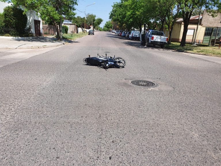 Choque entre camioneta y moto en calle 7 y 102: Mujer embarazada fue trasladada por el SEM al Hospital