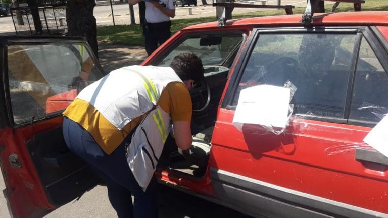 Detienen a un sujeto que robó un estéreo y otros elementos del interior de un auto