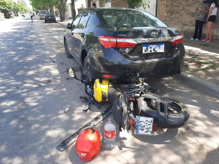 Triple choque en calle 10 y 115: Un motociclista fue trasladado con fractura de tibia y peroné
