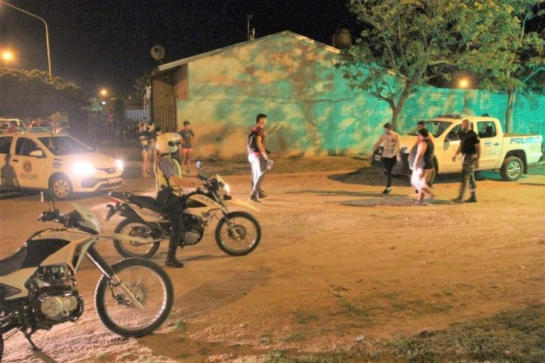 Ocho hombres agredieron a “botellazos” a la Policía: Dos demorados y un efectivo fue hospitalizado
