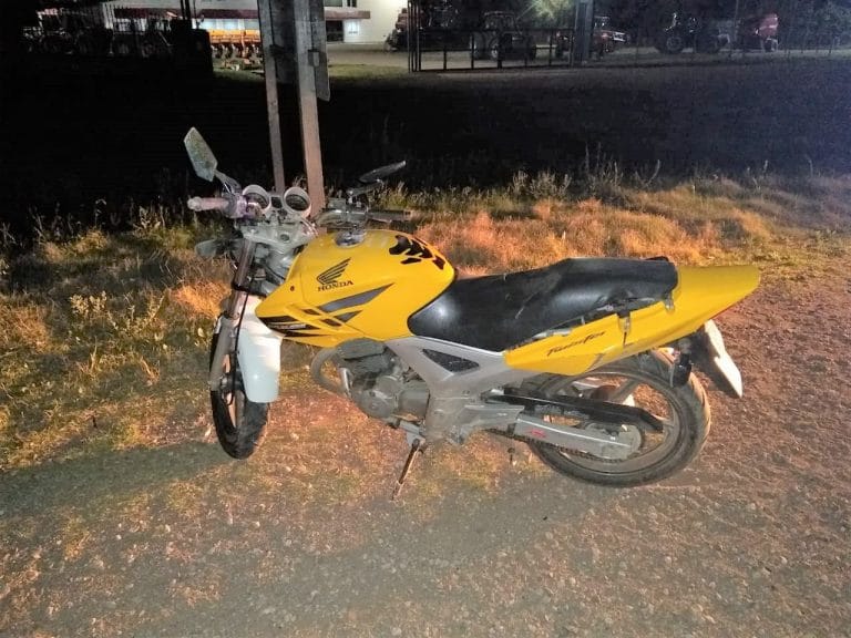 Accidente en la madrugada: Perdió el control de la moto y terminó cayendo en Ruta 1 a metros de la curva de SMATA