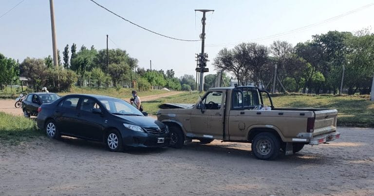 Accidente entre camioneta y auto en calle 500 y 24: Un hombre fue hospitalizado