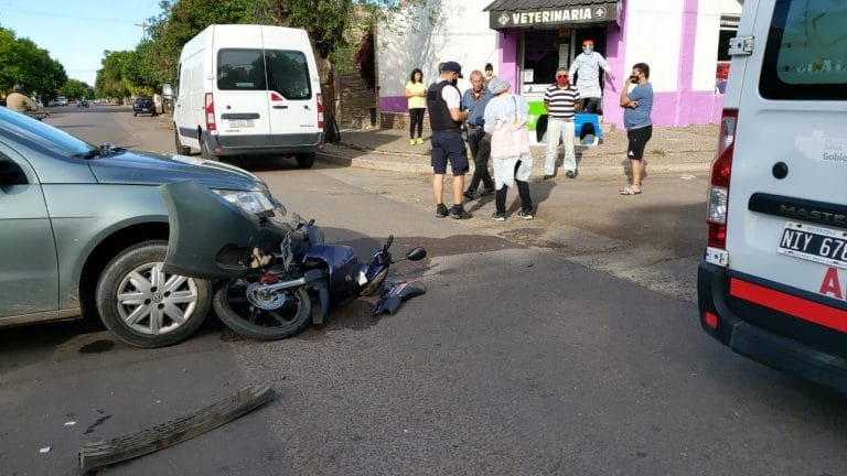Fuerte choque en calle 25 y 20: Una joven mujer motociclista fue hospitalizada