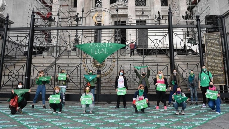 “En Argentina se realizan aproximadamente 54 abortos por hora, es decir 1.300 por día”