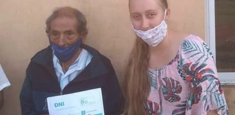 Misiones: a los 110 años le hicieron su primer DNI y fue a buscarlo en moto