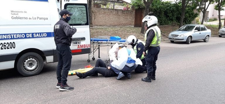 Una mujer fue hospitalizada al caer de la moto a metros de un semáforo