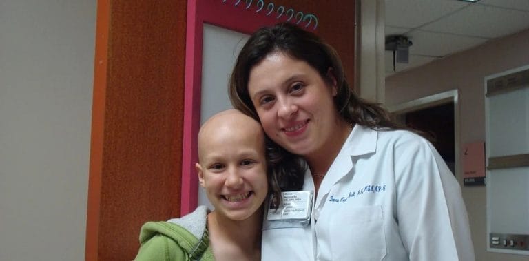 Recibir y dar: superó un linfoma infantil y volvió al hospital como enfermera para acompañar a niños con cáncer