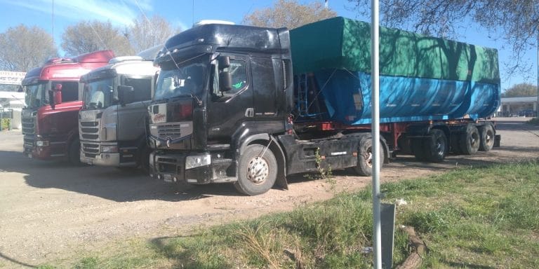 Policía del puesto caminero Padre Buodo retuvo cuatro camiones cerealeros y notificó a cinco personas por circular sin documentación