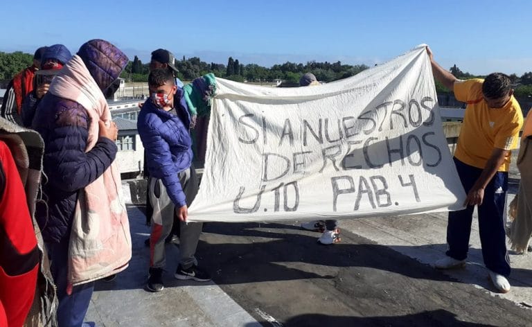 Internos de penales bonaerenses protagonizan motines por la suspensión de visitas: Producto del enfrentamiento entre presos y la Policía hay heridos