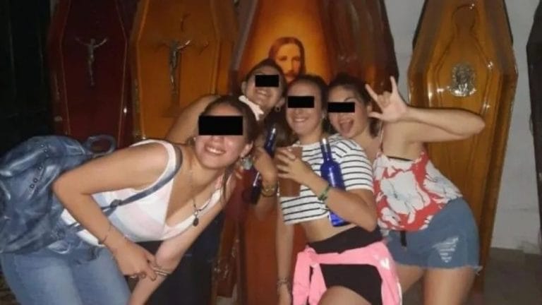 Santa Fe: arman fiesta clandestina en cementerio y se sacan fotos con los ataúdes