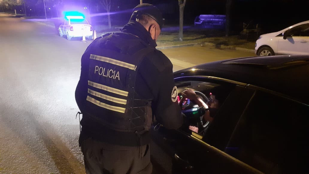 Retienen un auto, una moto y dos alcoholemias positivas en controles nocturnos de tránsito