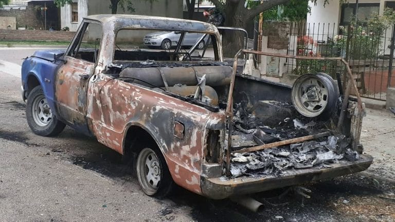 El fuego destruyó una camioneta: bomberos acudió a un nuevo incendio en horas de la madrugada
