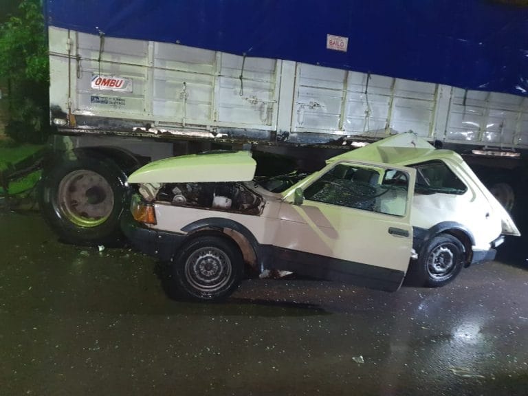 Grave accidente en la madrugada: Un auto chocó contra un acoplado estacionado