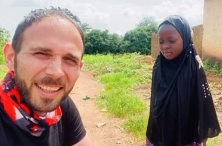 Video: la emocionante reacción de una niña huérfana de Nigeria al recibir su primera muñeca