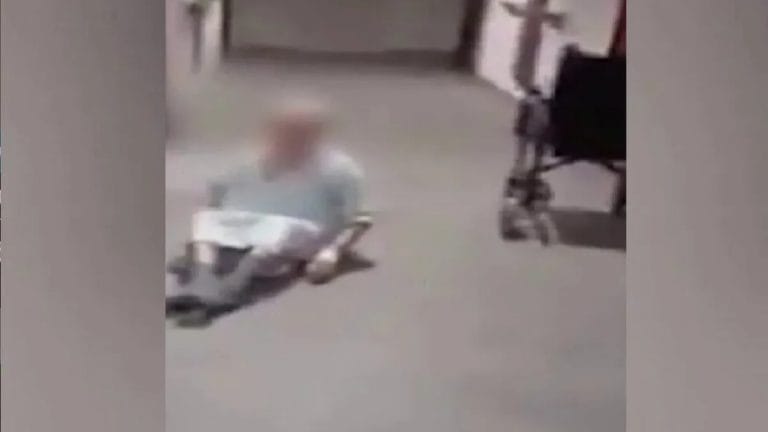 En un geriátrico de España, dejó a una abuela tirada en el suelo, se burló y la grabó en un video