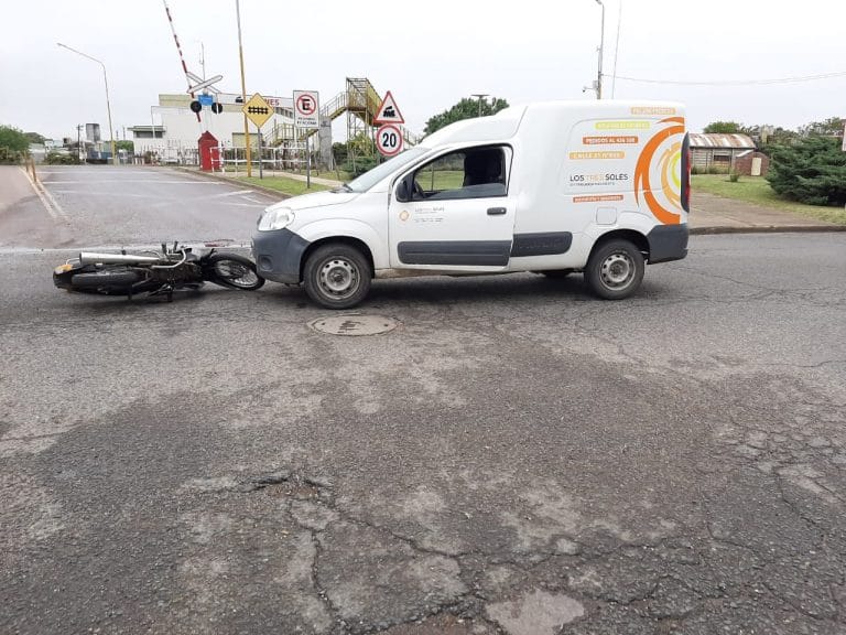 Una mujer sufrió fractura en su pierna derecha tras accidente a metros del paso a nivel de calle 32