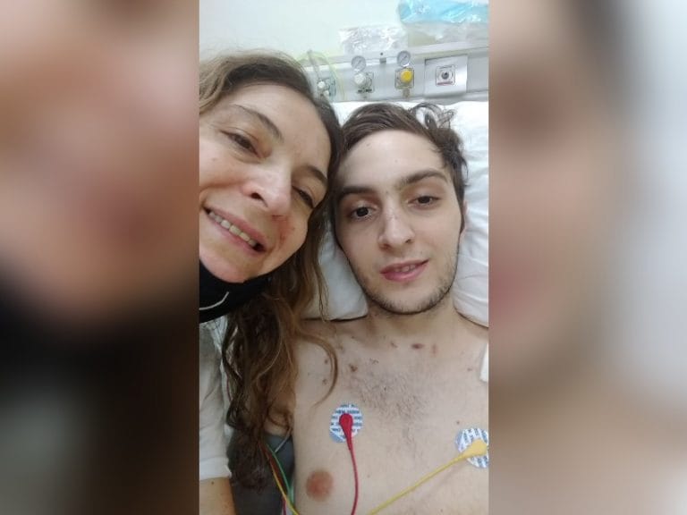 Tomi Cisneros salió de terapia intensiva: “Dios escuchó nuestras oraciones, cada vez más cerca de volver a casa” dijo su madre
