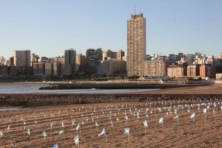 Plantan 504 banderas en la playa por cada muerto por COVID-19 en Mar del Plata