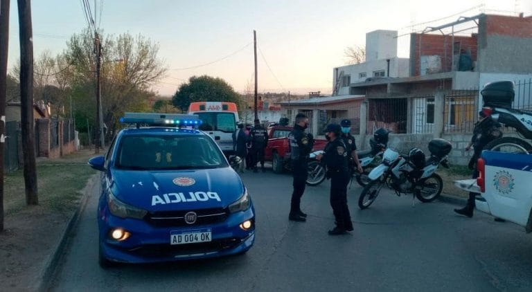 Se entregó el menor de 13 años acusado de balear a un policía en Carlos Paz: “Yo lo traje, porque si él hizo algo malo, lo tiene que pagar” dijo su abuelo