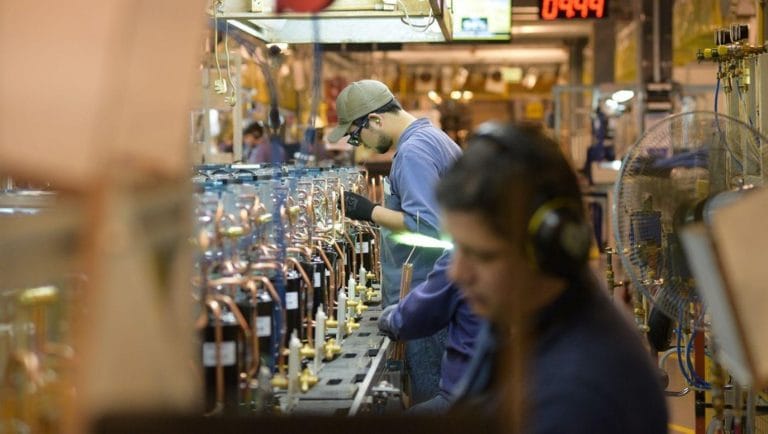 El Gobierno oficializó el aumento del salario mínimo, vital y móvil en tres tramos