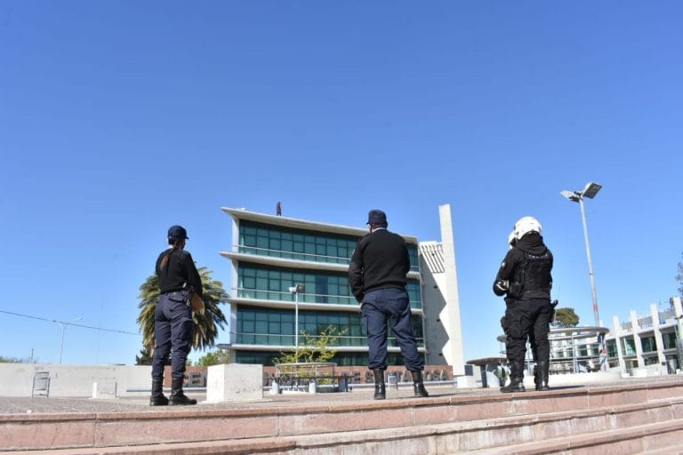 Tensión en Santa Rosa: joven reclama justicia y amenaza con tirarse del techo de La Ciudad Judicial
