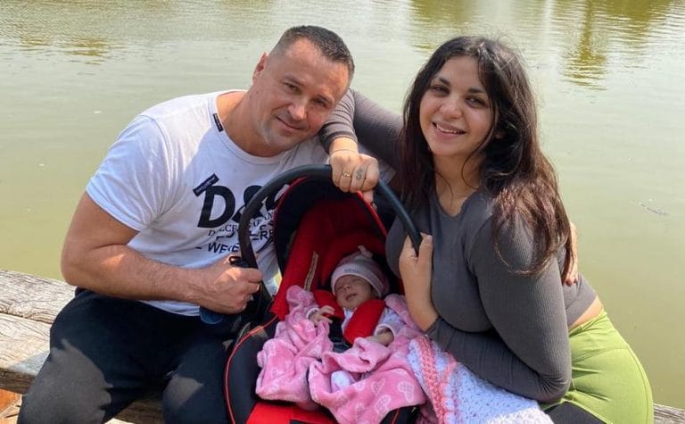 Lo detuvieron porque viajaba en el baúl de un auto: quería conocer a su hija