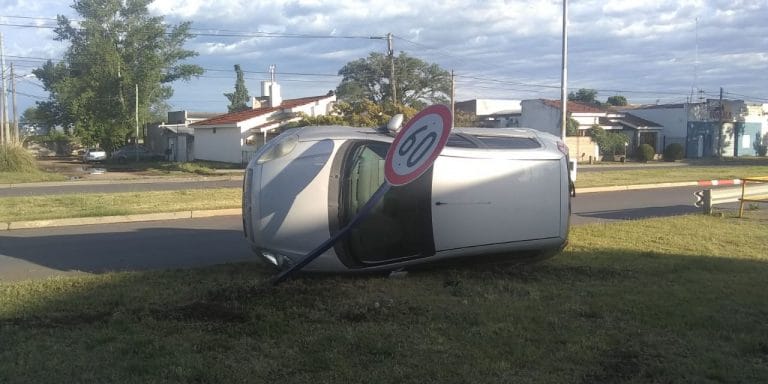 Dos vuelcos y un insólito hecho en Santa Rosa: Circulaba alcoholizado, en contramano, sin cédula, sin licencia y chocó varios autos estacionados