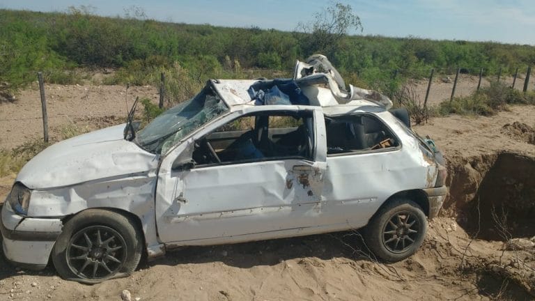 La Pampa: volcó en medio de la ruta y busca desesperadamente a su perro que escapo del lugar