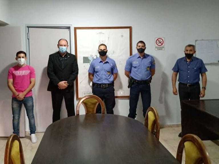 Reconocieron cuatro policías que le salvaron la vida un chico que atentó contra su vida y a otros dos efectivos que asistieron en un parto de urgencia recibiendo al bebé