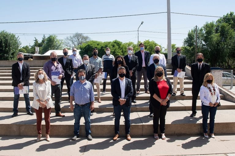 En Trenel, el gobernador Sergio Ziliotto firmó convenios con diez intendentes para la construcción de viviendas: “Se trata del puntapié inicial para cumplir el sueño de 1.000 familias”