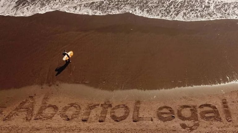 La playa Varese amaneció con una intervención para pedir por la legalización del aborto