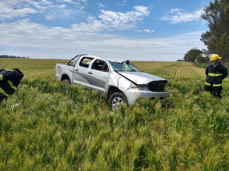 Vuelco en ruta provincial 4: Una camioneta dio varios tumbos y terminó dentro de un campo