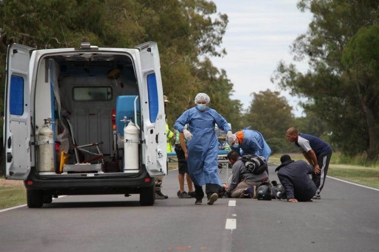 Accidente en ruta provincial 102: Una moto chocó en la parte trasera a un vehículo y hay dos personas hospitalizadas