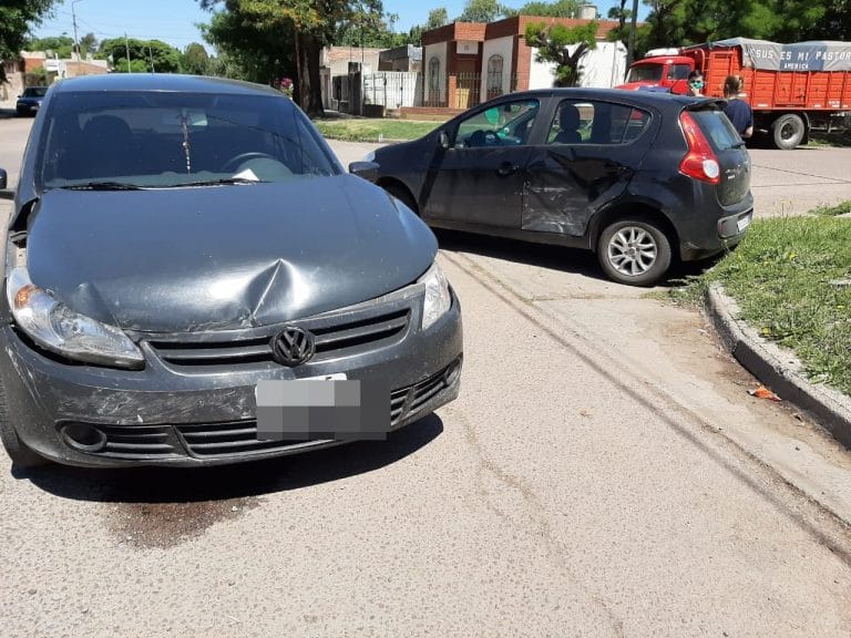 Trasladan una mujer al hospital luego de chocar dos autos