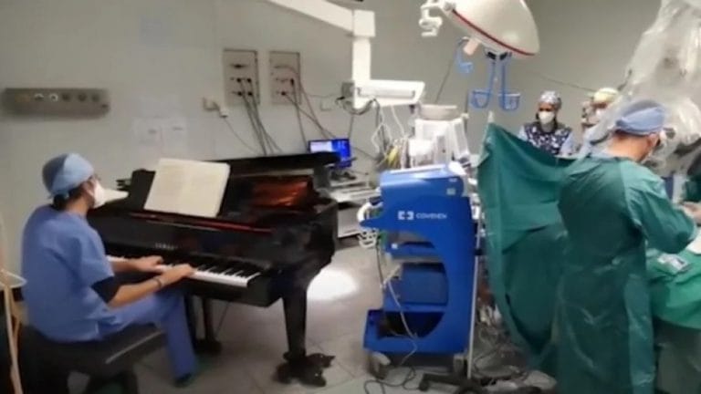 Italia: operan a un niño con un doctor tocando el piano en el quirófano