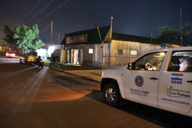 Dos personas asaltaron a mano armada una despensa en barrio Federal