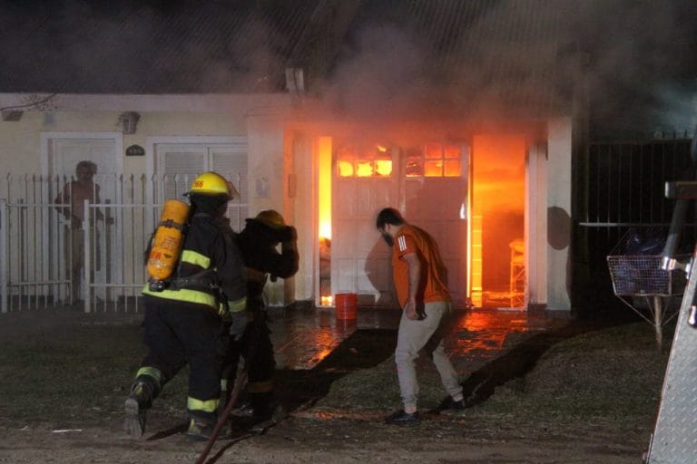 Bomberos controló rápidamente un incendio de vivienda
