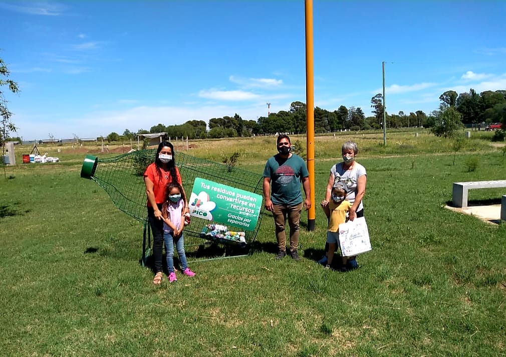 Colocaron una “eco botella” en la plaza de barrio Sur para continuar con el reciclado y el cuidado del ambiente